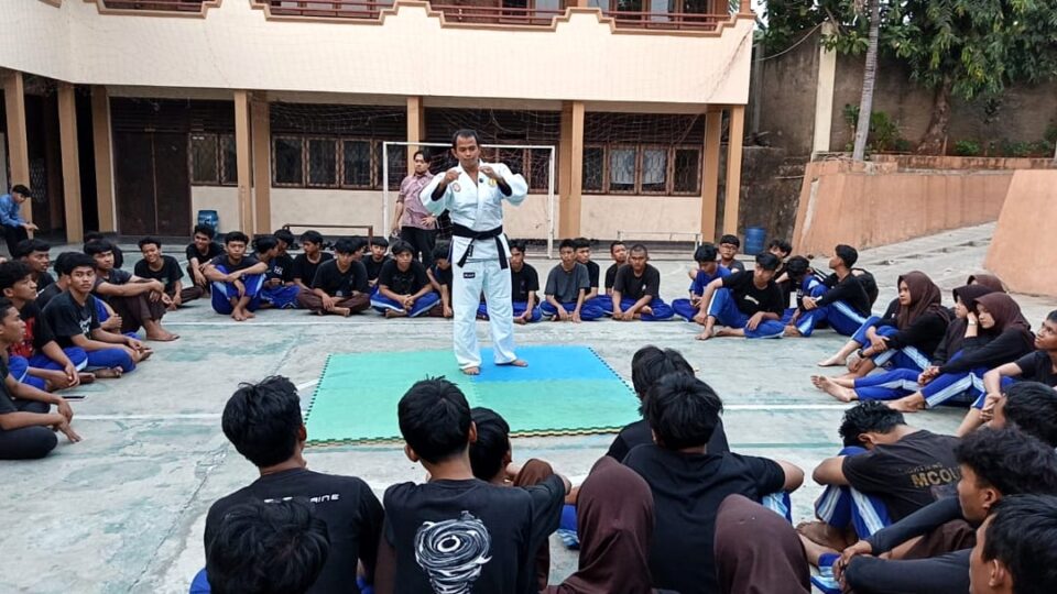 Kapolsek Bekasi Selatan Motivasi Pelajar Melalui Pelatihan Ju Jitsu di SMK Teratai Putih Global 1 Bekasi