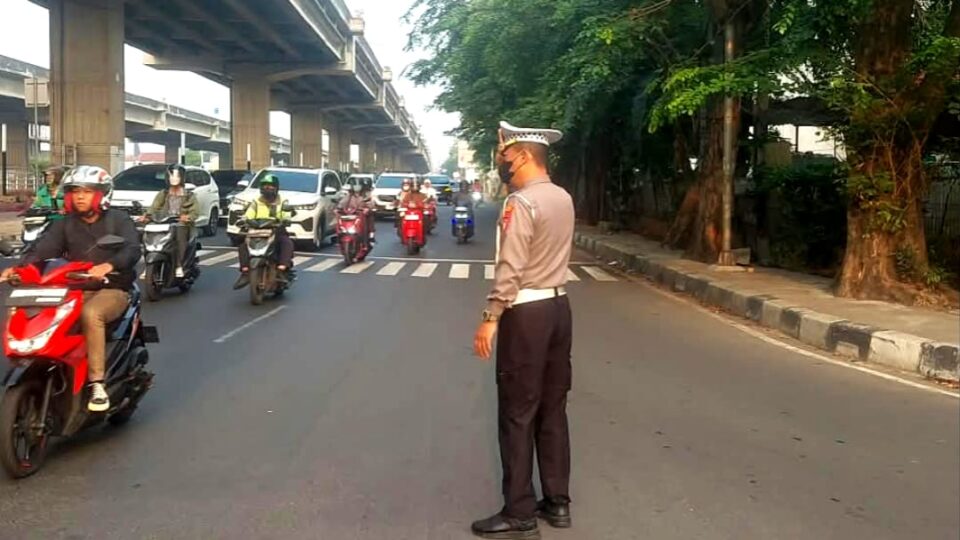Unit Lantas Polsek Bekasi Selatan Hadir di Tengah Masyarakat, Pastikan Arus Pagi Lancar