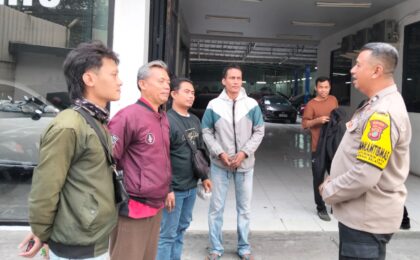 Perkuat Keamanan Lingkungan, Bhabinkamtibmas Ingatkan Warga Tingkatkan Kewaspadaan
