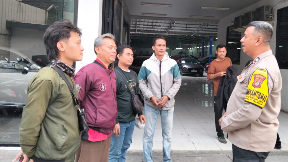 Perkuat Keamanan Lingkungan, Bhabinkamtibmas Ingatkan Warga Tingkatkan Kewaspadaan