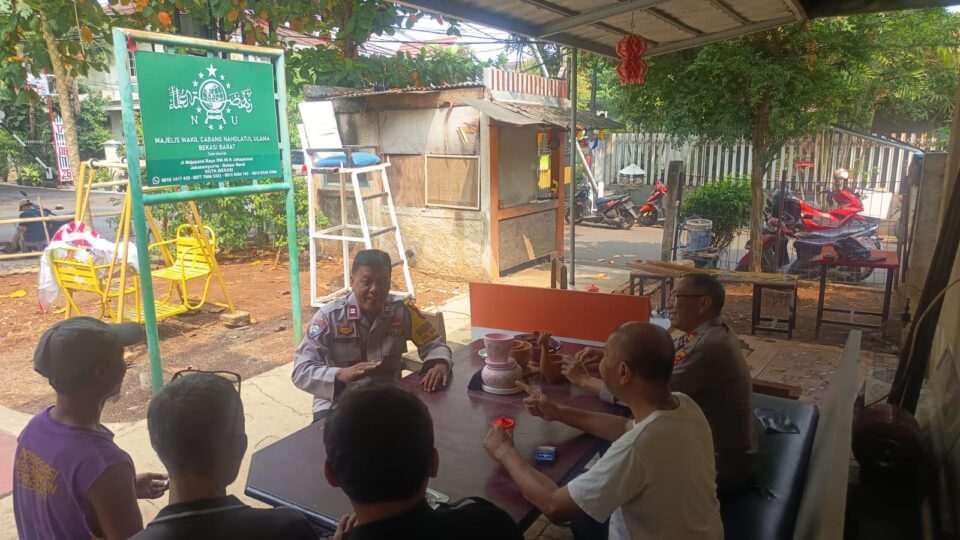 Bhabinkamtibmas Jakasampurna Bersama Kanit Binmas Sambangi Warga, Ajak Cegah Tawuran