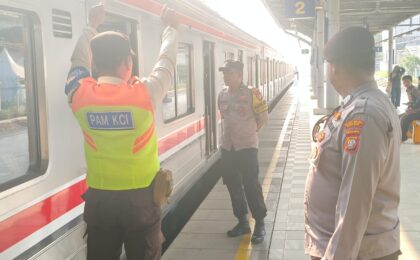 PATROLI HUMANIS DI STASIUN BEKASI TIMUR, POLSEK RAWALUMBU PASTIKAN PERJALANAN MASYARAKAT AMAN DAN KONDUSIF