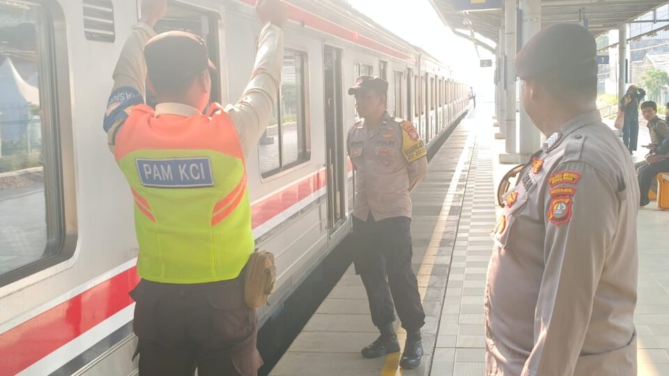 PATROLI HUMANIS DI STASIUN BEKASI TIMUR, POLSEK RAWALUMBU PASTIKAN PERJALANAN MASYARAKAT AMAN DAN KONDUSIF