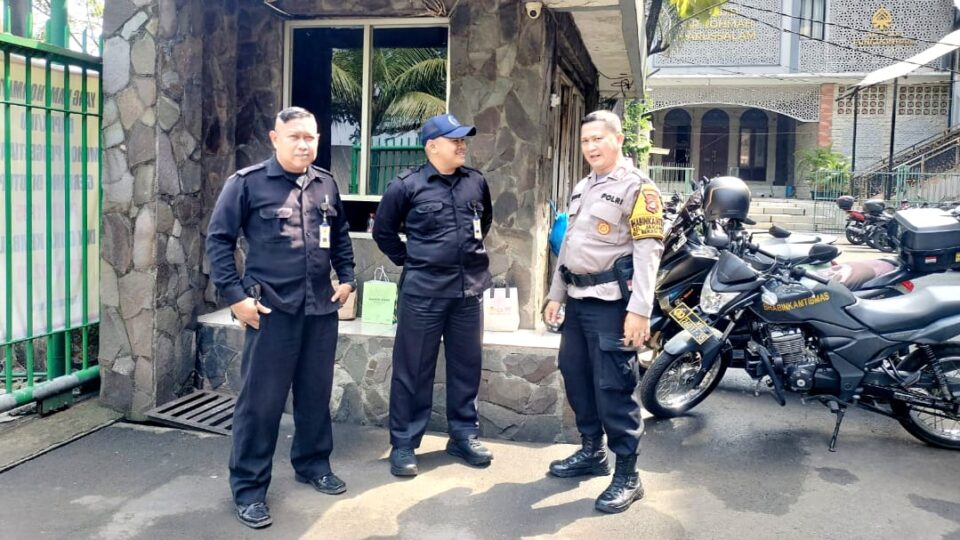 Bhabinkamtibmas Jakamulya Sambangi Pos Keamanan, Perkuat Kewaspadaan Lingkungan