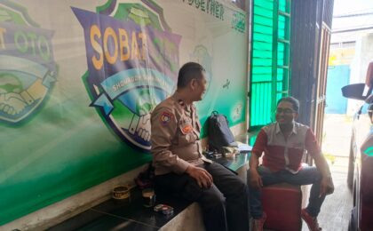 Bhabinkamtibmas Sambangi Warga Sumurbatu, Perkuat Kemitraan dan Sampaikan Pesan Kamtibmas