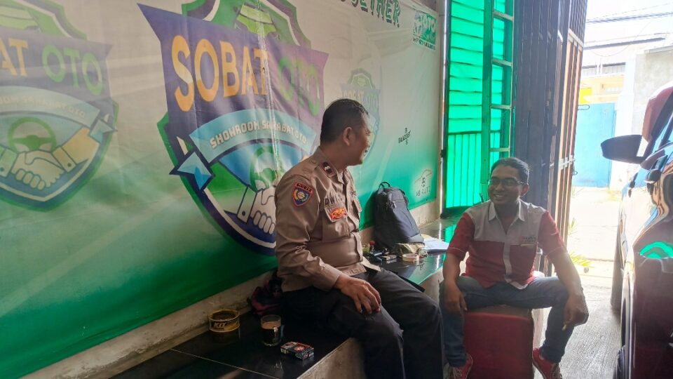 Bhabinkamtibmas Sambangi Warga Sumurbatu, Perkuat Kemitraan dan Sampaikan Pesan Kamtibmas