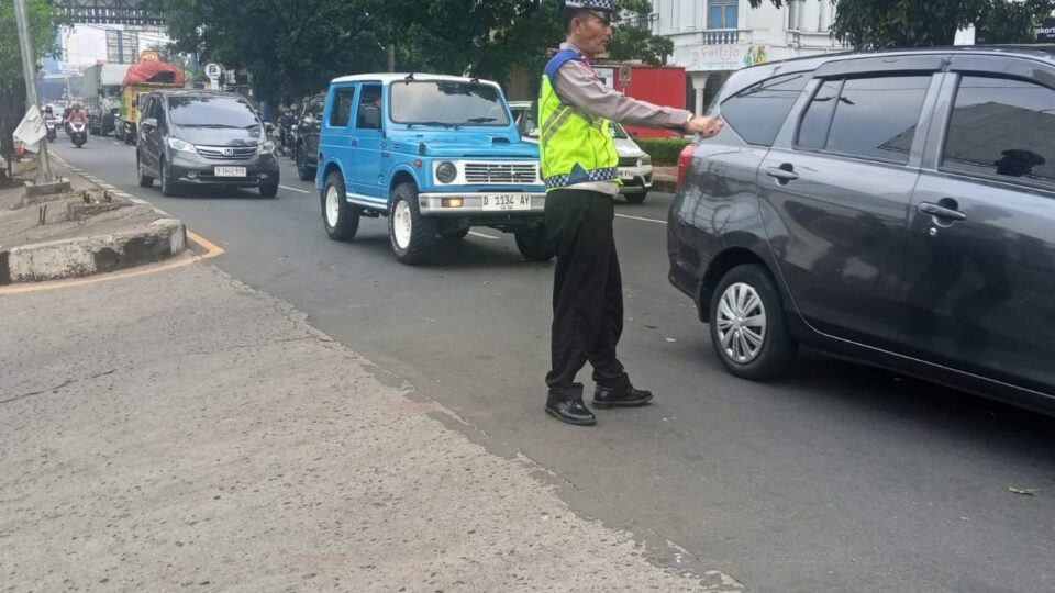 Polsek Jatisampurna Laksanakan Gatur Lalin Antisipasi Kemacetan