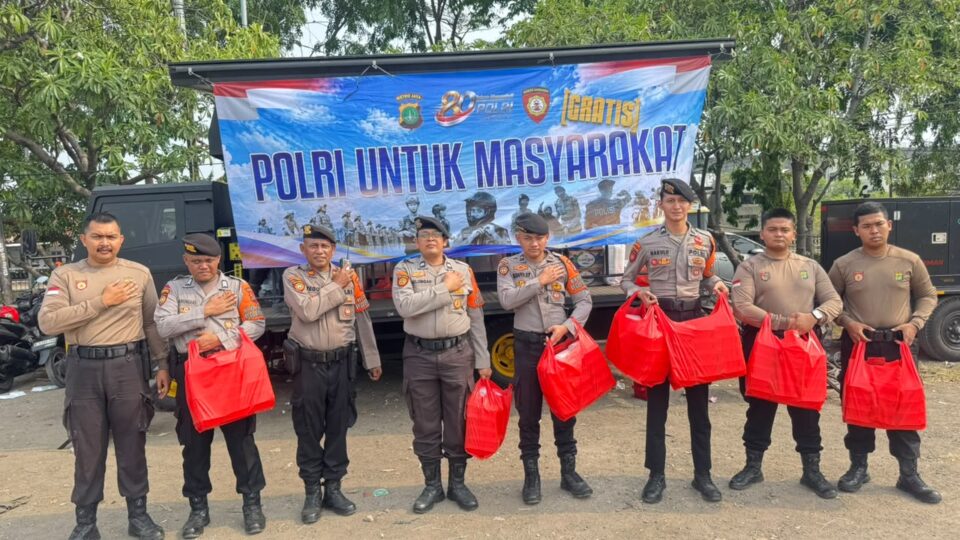 Direktorat Samapta Polda Metro Jaya Salurkan Makanan untuk 173 Pengungsi Korban Kebakaran Kampung Muka