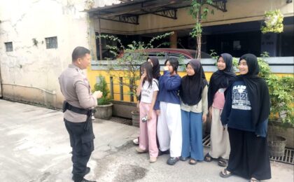 Bhabinkamtibmas Jakamulya Ingatkan Remaja Waspada Ajakan Teman dan Perkenalan di Media Sosial