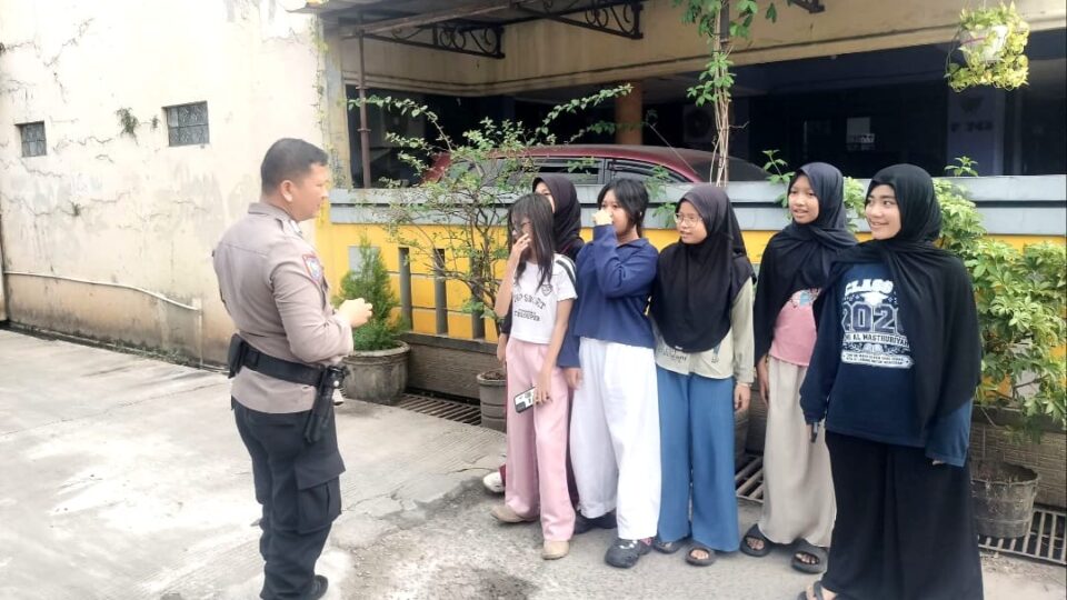 Bhabinkamtibmas Jakamulya Ingatkan Remaja Waspada Ajakan Teman dan Perkenalan di Media Sosial