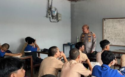 Kapolsek Bantargebang Laksanakan Program Bapak Pengasuh dan Pendamping Pelajar di SMK Al Bahri