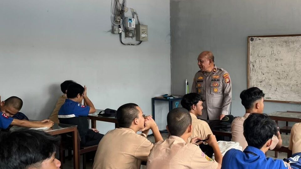 Kapolsek Bantargebang Laksanakan Program Bapak Pengasuh dan Pendamping Pelajar di SMK Al Bahri