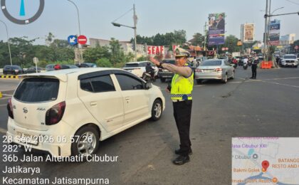 Polsek Jatisampurna Laksanakan Gatur Lalin Antisipasi Kemacetan di Sejumlah Titik