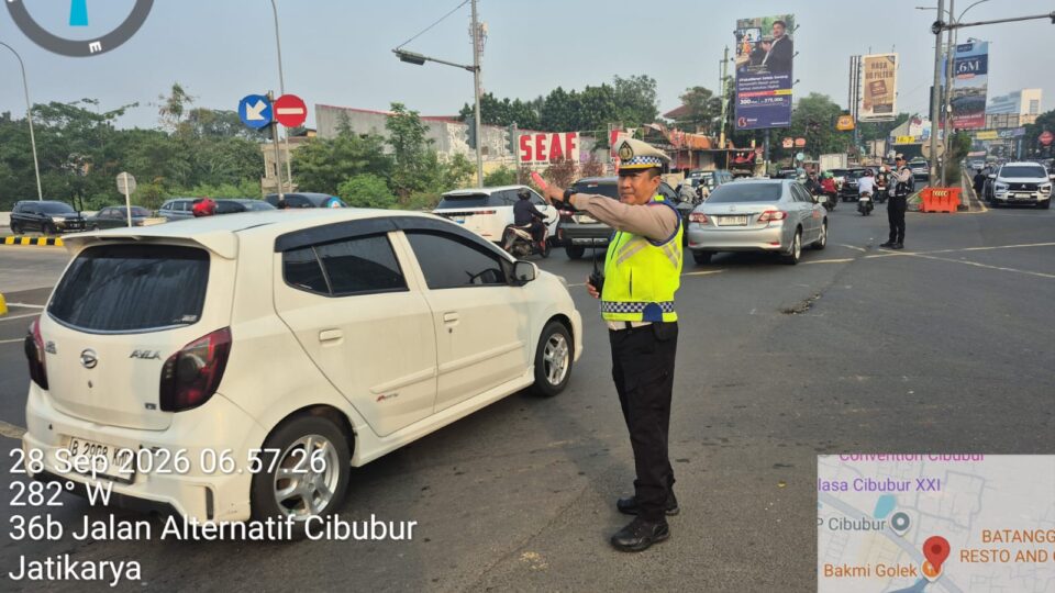 Polsek Jatisampurna Laksanakan Gatur Lalin Antisipasi Kemacetan di Sejumlah Titik