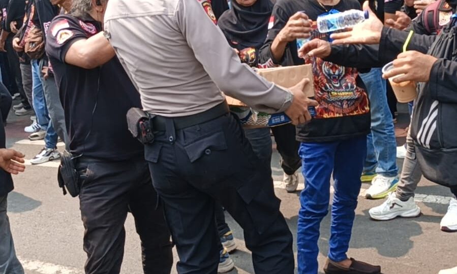 Polda Metro Jaya Bagikan Air Minum dan Roti kepada Peserta Aksi di Silang Selatan Monas
