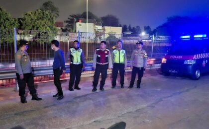CIPTAKAN SITUASI YANG AMAN DAN KONDUSIF, TIGA PILAR KECAMATAN JATIASIH LAKSANAKAN PATROLI KEWILAYAHAN