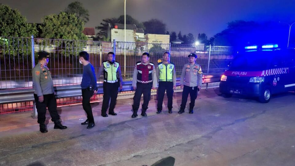 CIPTAKAN SITUASI YANG AMAN DAN KONDUSIF, TIGA PILAR KECAMATAN JATIASIH LAKSANAKAN PATROLI KEWILAYAHAN
