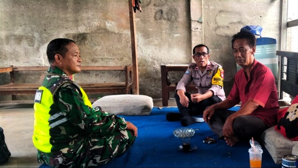 Jaga Jakarta On The Spot : Bhabinkamtibmas Jatiwarna Sambangi Tokoh Masyarakat, Ajak Warga Jaga Kamtibmas