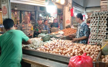 Jaga Stabilitas Pangan, Tiga Pilar Polsek Bantargebang Gelar Operasi Pasar dan Cek Harga Pokok