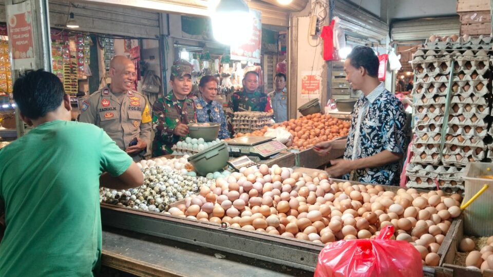 Jaga Stabilitas Pangan, Tiga Pilar Polsek Bantargebang Gelar Operasi Pasar dan Cek Harga Pokok