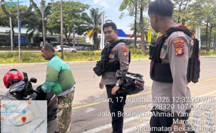 KOTA BEKASI - Tim 1 Patroli Perintis Presisi Polres Metro Bekasi Kota melaksanakan patroli dialogis di Jl Sultan Agung dan Jl Caringin, Selasa (25/8/2026) pukul 11.00 WIB. Dipimpin Ipda Dwi Susanto dengan 10 personil. Dalam kegiatan disampaikan pesan kamtibmas kepada warga masyarakat yang ditemui di sepanjang jalur patroli. "Kami mengajak warga untuk bersama menjaga keamanan lingkungan dan segera menghubungi Patroli Perintis Presisi jika ada hal-hal yang perlu dilaporkan" ujar Ipda Dwi Susanto. Bhabin mengingatkan agar waspada kejahatan. Warga diminta aktif ronda dan tidak ragu melapor jika melihat orang mencurigakan. Kapolres Kombes Pol Putu Kholis Aryana mengatakan patroli dialogis penting. Ini untuk membangun kedekatan Polri dengan masyarakat. Hasilnya situasi aman terkendali. Warga mengapresiasi kehadiran polisi. "Kami berkomitmen patroli dialogis, jaga komunikasi, dan memastikan wilayah aman" tutup Ipda Dwi Susanto.