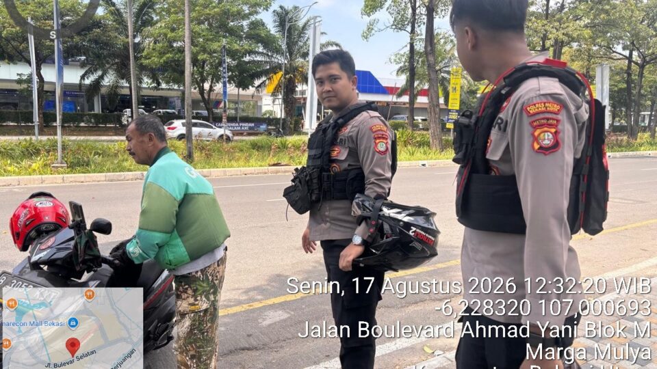 KOTA BEKASI - Tim 1 Patroli Perintis Presisi Polres Metro Bekasi Kota melaksanakan patroli dialogis di Jl Sultan Agung dan Jl Caringin, Selasa (25/8/2026) pukul 11.00 WIB. Dipimpin Ipda Dwi Susanto dengan 10 personil. Dalam kegiatan disampaikan pesan kamtibmas kepada warga masyarakat yang ditemui di sepanjang jalur patroli. "Kami mengajak warga untuk bersama menjaga keamanan lingkungan dan segera menghubungi Patroli Perintis Presisi jika ada hal-hal yang perlu dilaporkan" ujar Ipda Dwi Susanto. Bhabin mengingatkan agar waspada kejahatan. Warga diminta aktif ronda dan tidak ragu melapor jika melihat orang mencurigakan. Kapolres Kombes Pol Putu Kholis Aryana mengatakan patroli dialogis penting. Ini untuk membangun kedekatan Polri dengan masyarakat. Hasilnya situasi aman terkendali. Warga mengapresiasi kehadiran polisi. "Kami berkomitmen patroli dialogis, jaga komunikasi, dan memastikan wilayah aman" tutup Ipda Dwi Susanto.