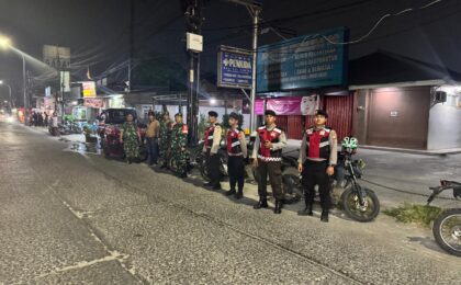 Berikan Rasa Aman Masyarakat Polsek Bekasi Barat Gelar Patroli Bersama Koramil 01 Kranji