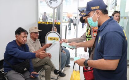 Polisi Beri Layanan Kesehatan dan Bagikan Masker kepada Pengguna Jasa Bandara Soetta