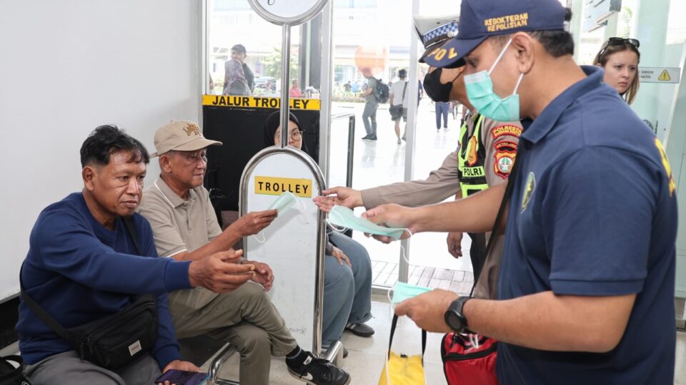 Polisi Beri Layanan Kesehatan dan Bagikan Masker kepada Pengguna Jasa Bandara Soetta