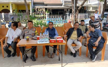 POLRI HADIR UNTUK MASYARAKAT Bhabinkamtibmas Lakukan Monitoring dan Pengamanan Pemilihan Ketua RW 012 Kelurahan Jatiluhur