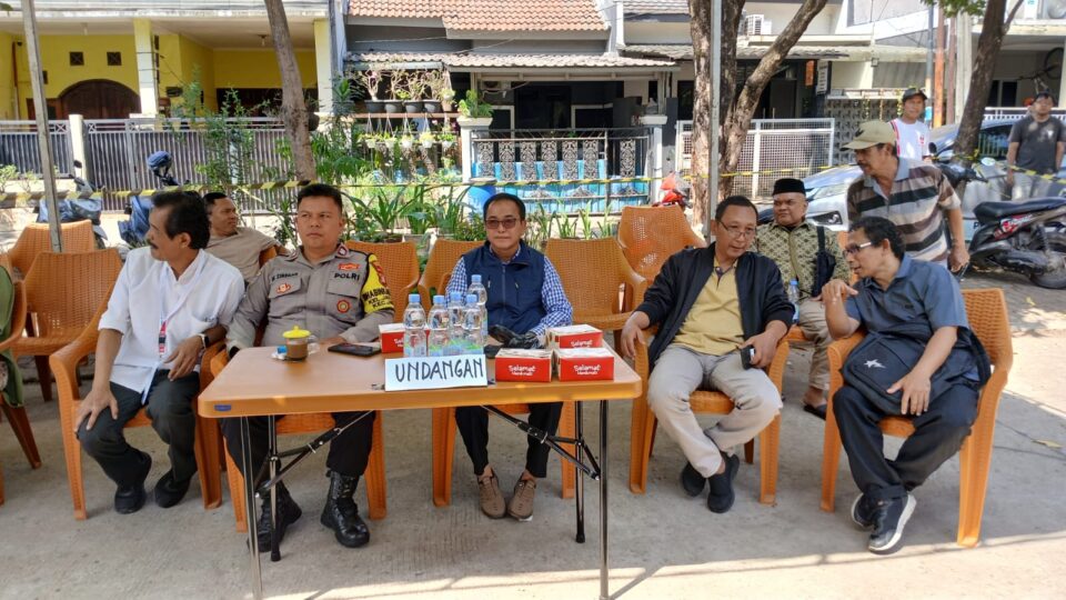 POLRI HADIR UNTUK MASYARAKAT Bhabinkamtibmas Lakukan Monitoring dan Pengamanan Pemilihan Ketua RW 012 Kelurahan Jatiluhur