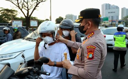 Waspadai Paparan Abu Vulkanik, Kapolres Metro Depok Bersama Polwan Bagikan Masker kepada Masyarakat