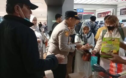 Polresta Bandara Soetta Bersama Stakeholder Berbagi Snack dan Minuman di Bandara Soetta