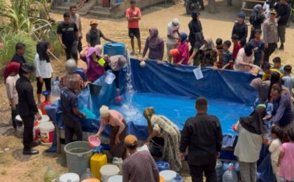 Brimob Polda Jambi Salurkan Air Bersih, Bantu Warga Terdampak Kekeringan di Muaro Jambi