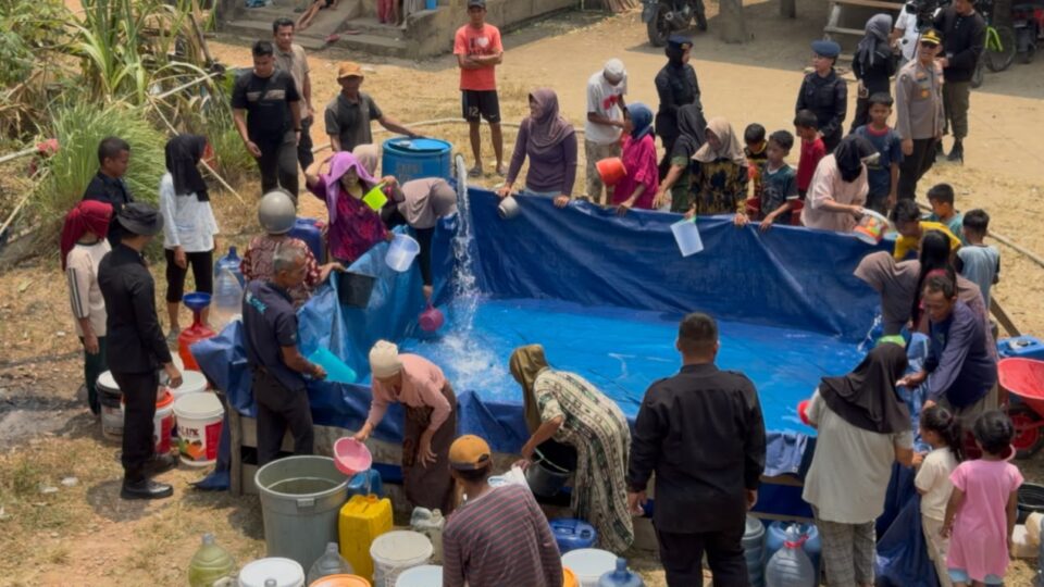 Brimob Polda Jambi Salurkan Air Bersih, Bantu Warga Terdampak Kekeringan di Muaro Jambi