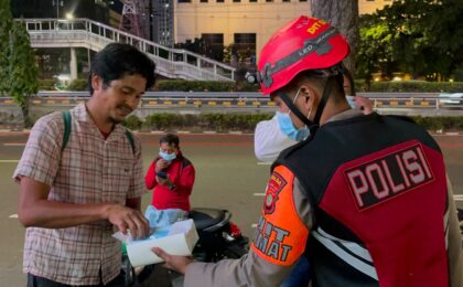 Ditsamapta Polda Metro Jaya Bagikan Masker Antisipasi Debu Vulkanik Anak Krakatau