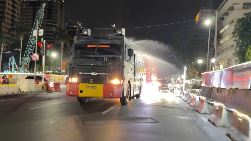 Brimob Metro Jaya Semprot Jalan di Jakarta-Tangsel-Bekasi Antisipasi Abu Vulkanik Anak Krakatau