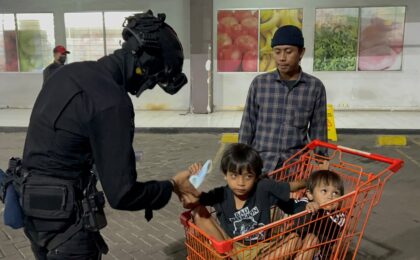 Polri Kerahkan Water Cannon dan Bagikan Masker, Layani Masyarakat Terdampak Material Erupsi Gunung Anak Krakatau