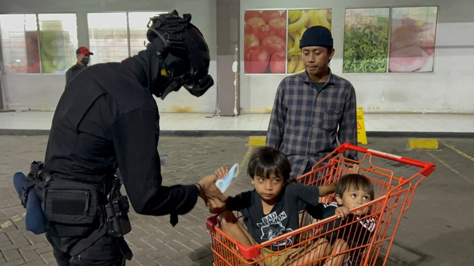 Polri Kerahkan Water Cannon dan Bagikan Masker, Layani Masyarakat Terdampak Material Erupsi Gunung Anak Krakatau