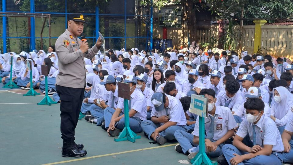 Jaga Jakarta On The Spot, Kapolsek Pondok Gede Sosialisasikan Maklumat Kapolres, Ajak Pelajar Bijak Sikapi Ajakan Unjuk Rasa