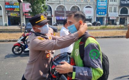Antisipasi Abu Vulkanik, Polres Tangsel Bagikan 1.000 Masker dan Siram Jalan
