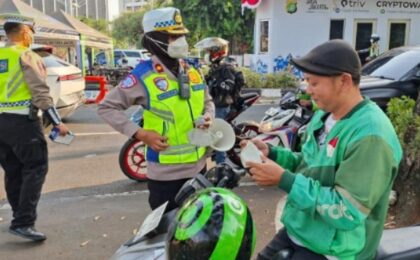 Ditlantas Polda Metro Jaya Bagikan 30.000 Masker untuk Pengemudi Ojol dan Wajib Pajak