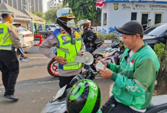 Ditlantas Polda Metro Jaya Bagikan 30.000 Masker untuk Pengemudi Ojol dan Wajib Pajak