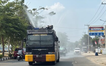 Kurangi Debu dan Dampak Karhutla, Samapta Polda Kaltara Lakukan Penyiraman Jalan
