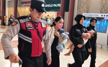 Polisi Dampingi Ibu dan Balita Terkendala Perjalanan di Bandara Soekarno-Hatta