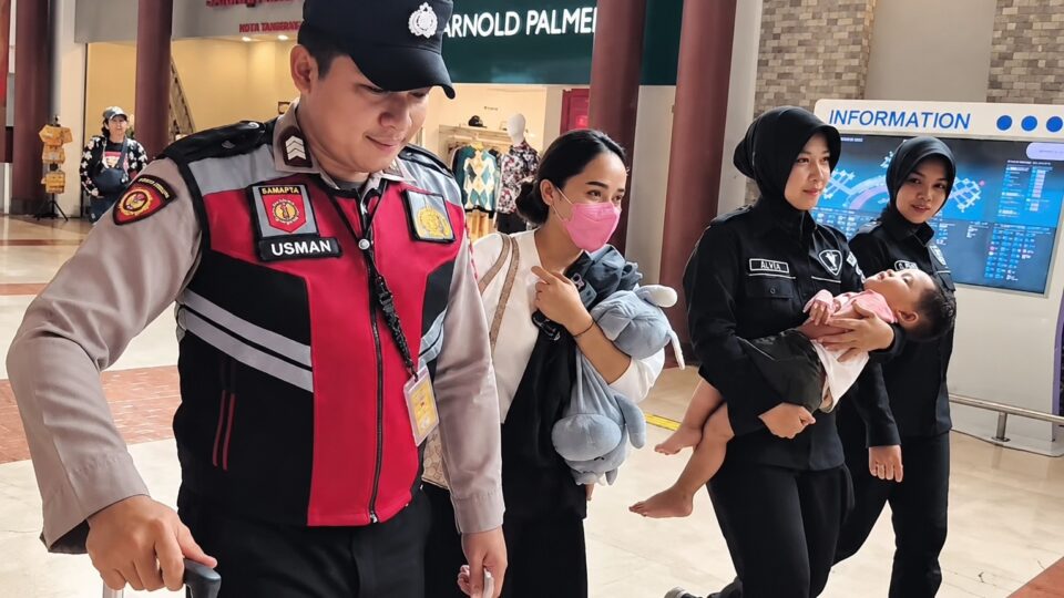Polisi Dampingi Ibu dan Balita Terkendala Perjalanan di Bandara Soekarno-Hatta