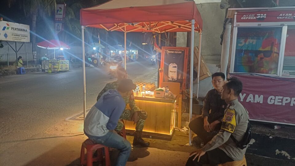 Jaga Jakarta On The Spot, Bhabinkamtibmas Bintarajaya Bersama Babinsa Sambangi Warga Pastikan Wilayah Aman