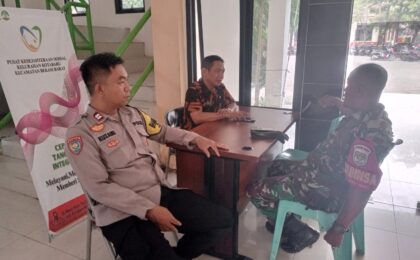 Perkuat Sinergitas TNI-Polri, Bhabinkamtibmas dan Babinsa Kotabaru Sambang Dialogis dengan Warga