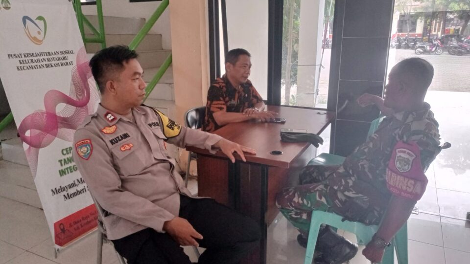 Perkuat Sinergitas TNI-Polri, Bhabinkamtibmas dan Babinsa Kotabaru Sambang Dialogis dengan Warga