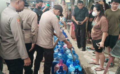 Hadir di Tengah Krisis: Polda Kalbar Gelar Bakti Kesehatan dan Salurkan Air Bersih Bagi Warga